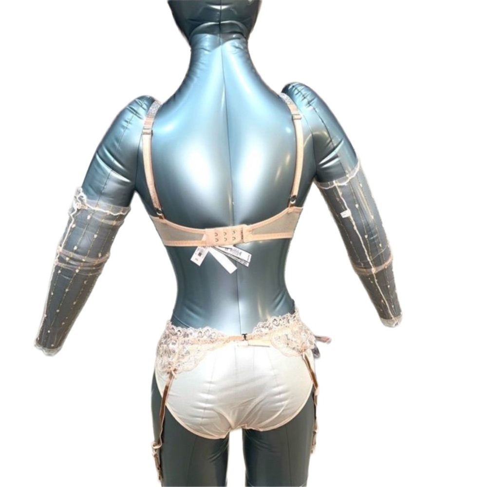 Elegant Lace Lingerie Set in Cream - Picture 12 of 13